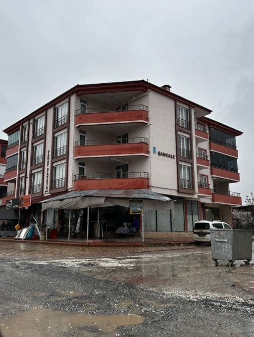 Uygulaması tamamlanan konut ve ticari yapı